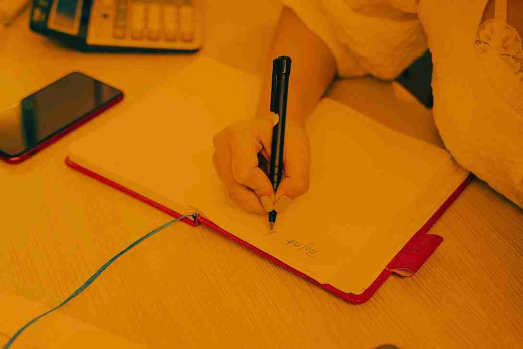 Student comparing SPSS vs R for research in thesis data analysis